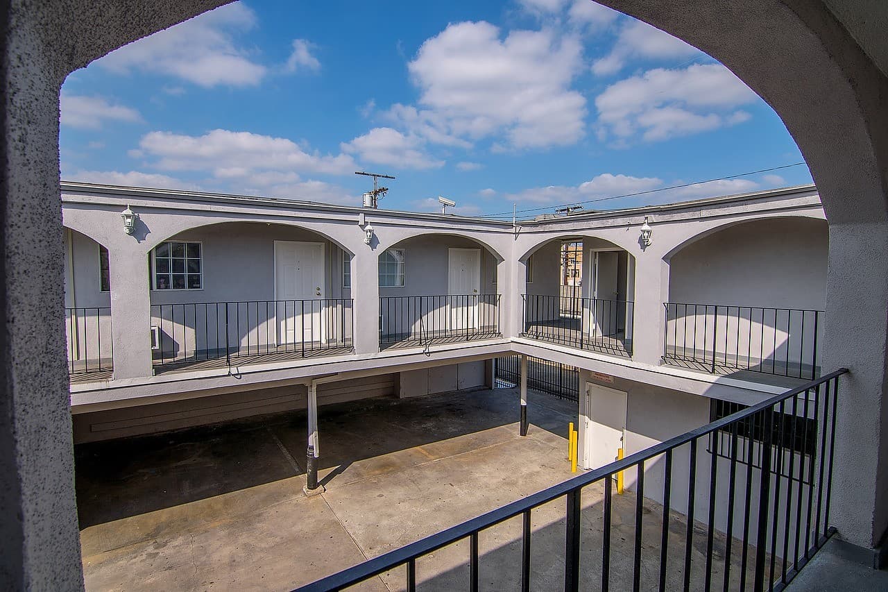 Los Angeles Apartment: 4905 W Adams Blvd