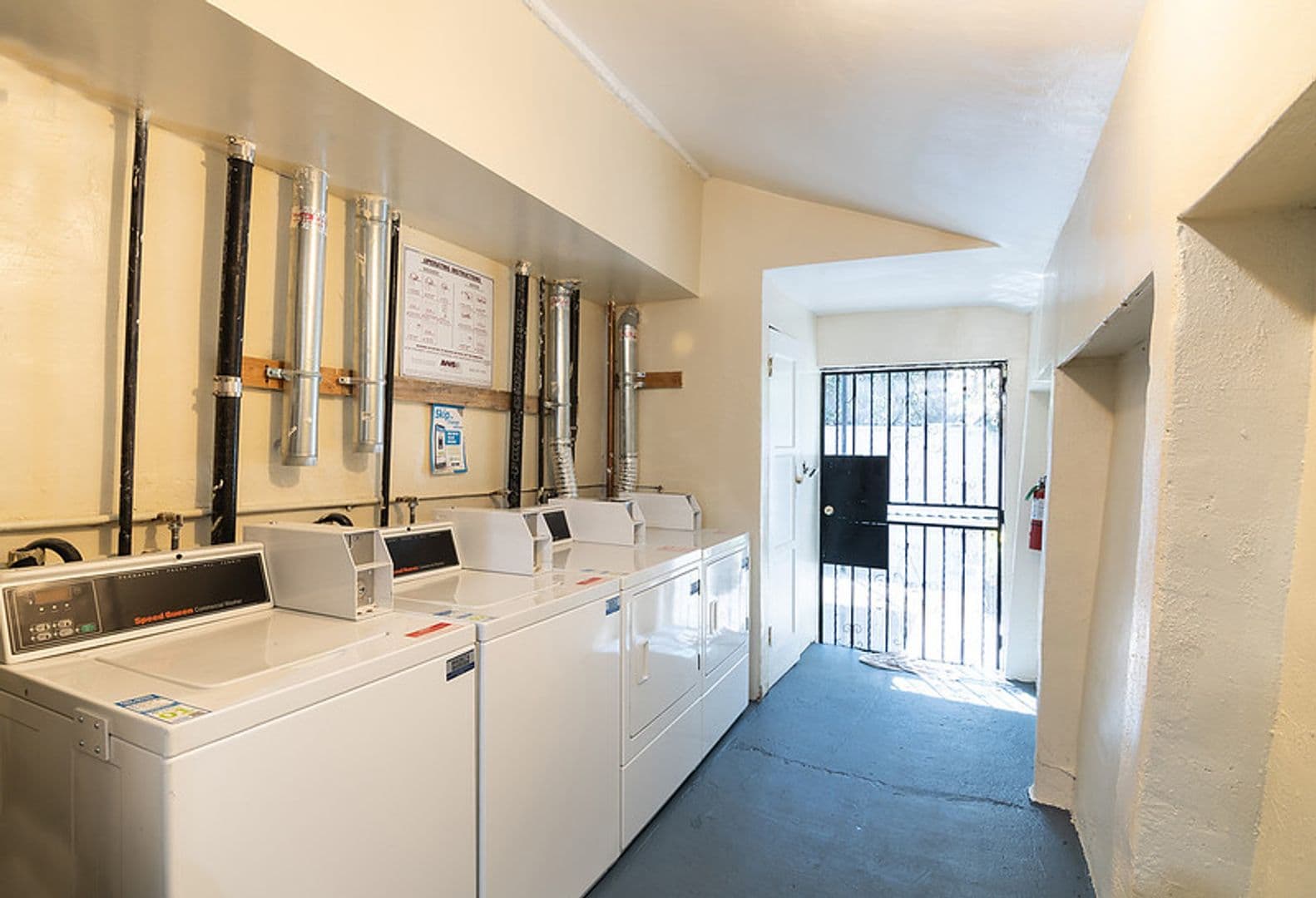 Los Angeles Apartment: 960 E Jefferson Blvd