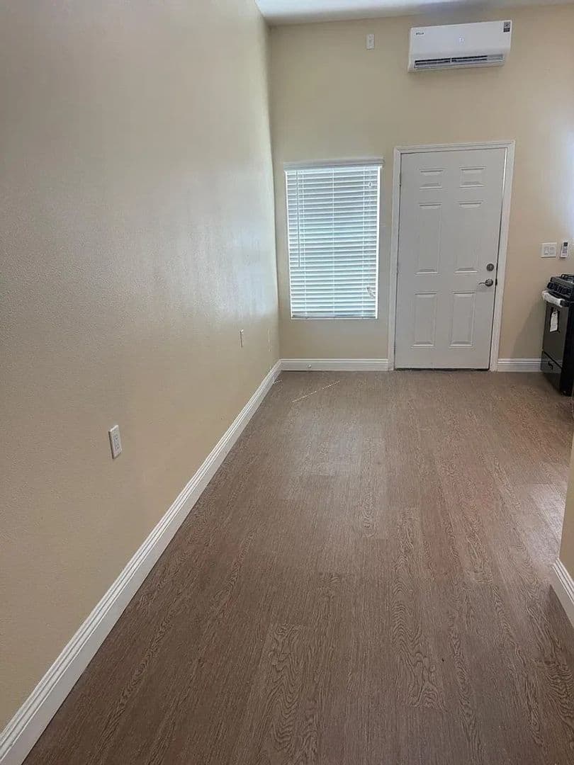 Los Angeles Apartment: 922 1/2 N Fickett Street