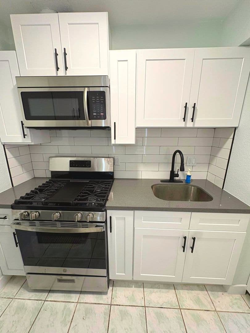 Los Angeles Apartment: 1222 E 78th Street