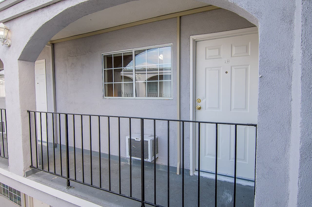 Los Angeles Apartment: 4905 W Adams Blvd