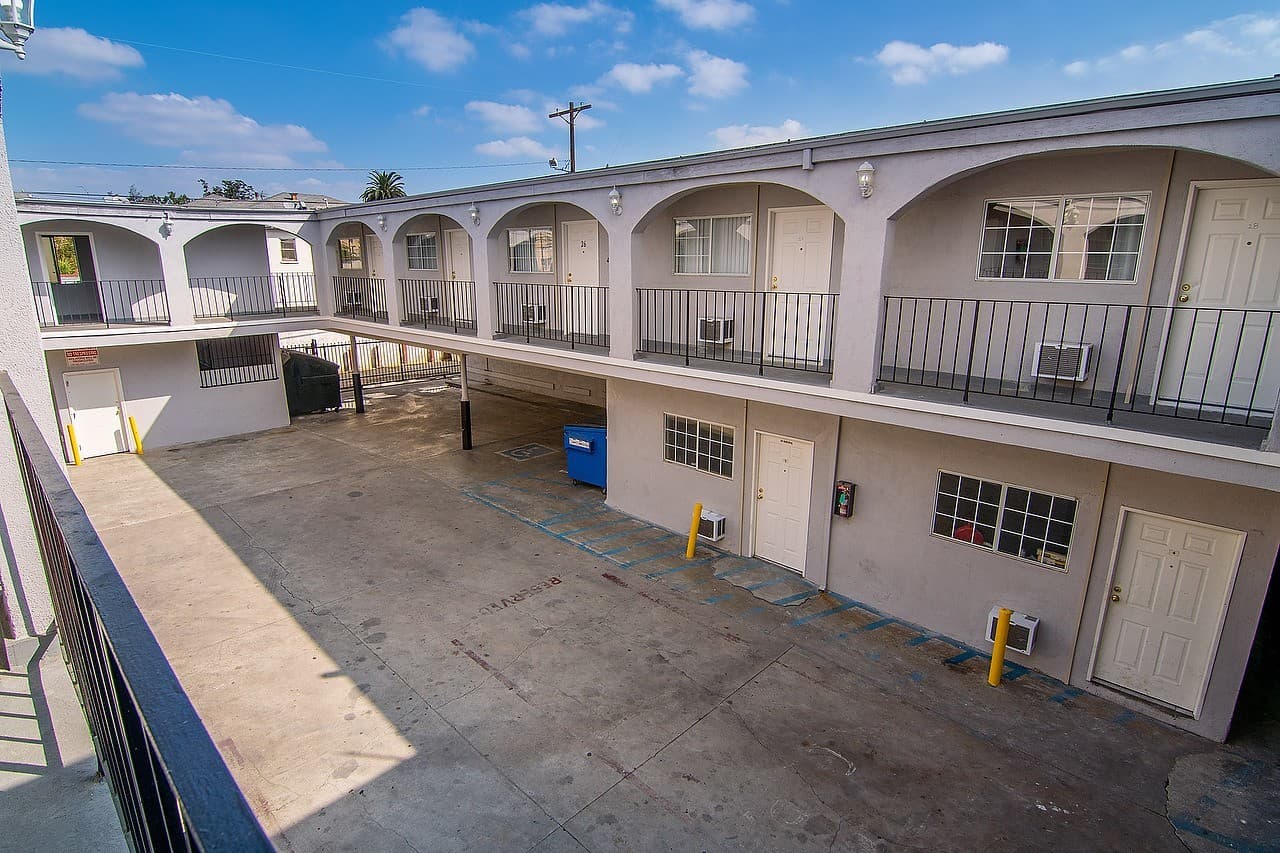 Los Angeles Apartment: 4905 W Adams Blvd