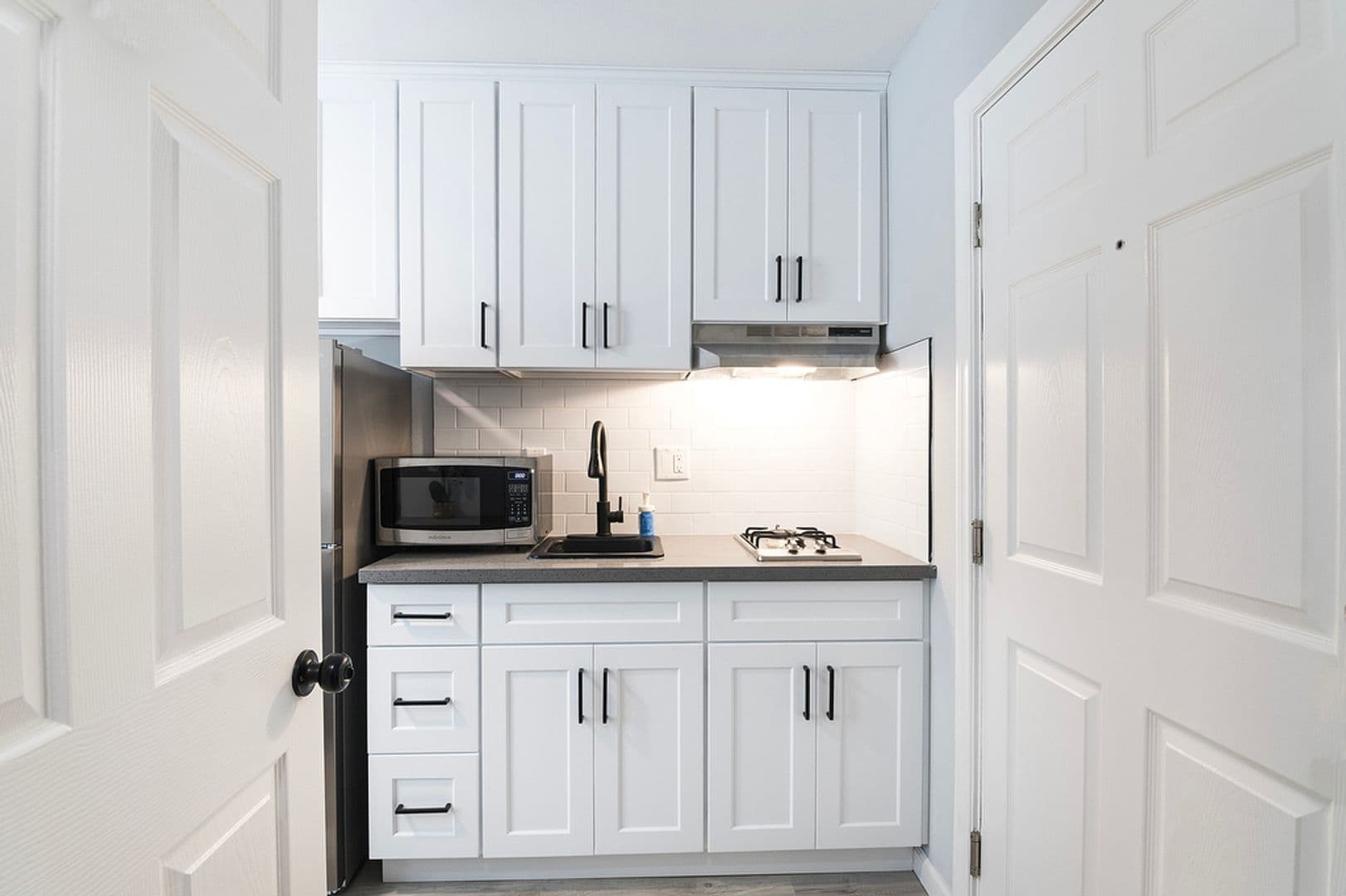 Los Angeles Apartment: 1864 Cordova Street