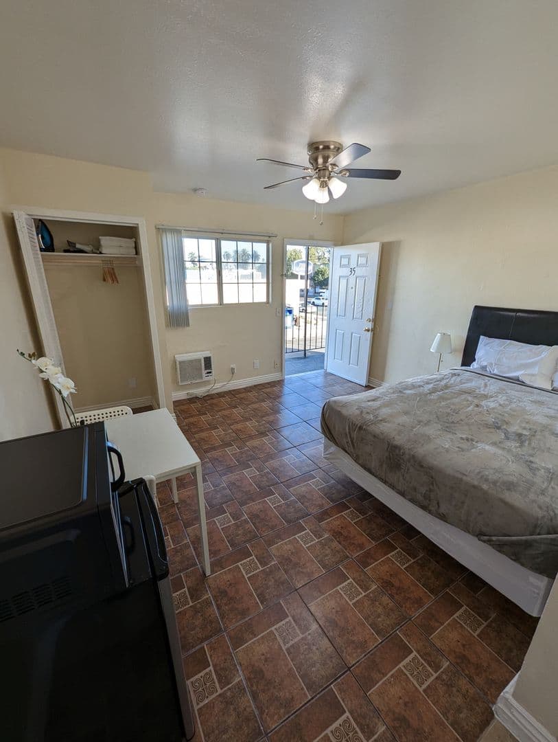 Los Angeles Apartment: 4905 W Adams Blvd