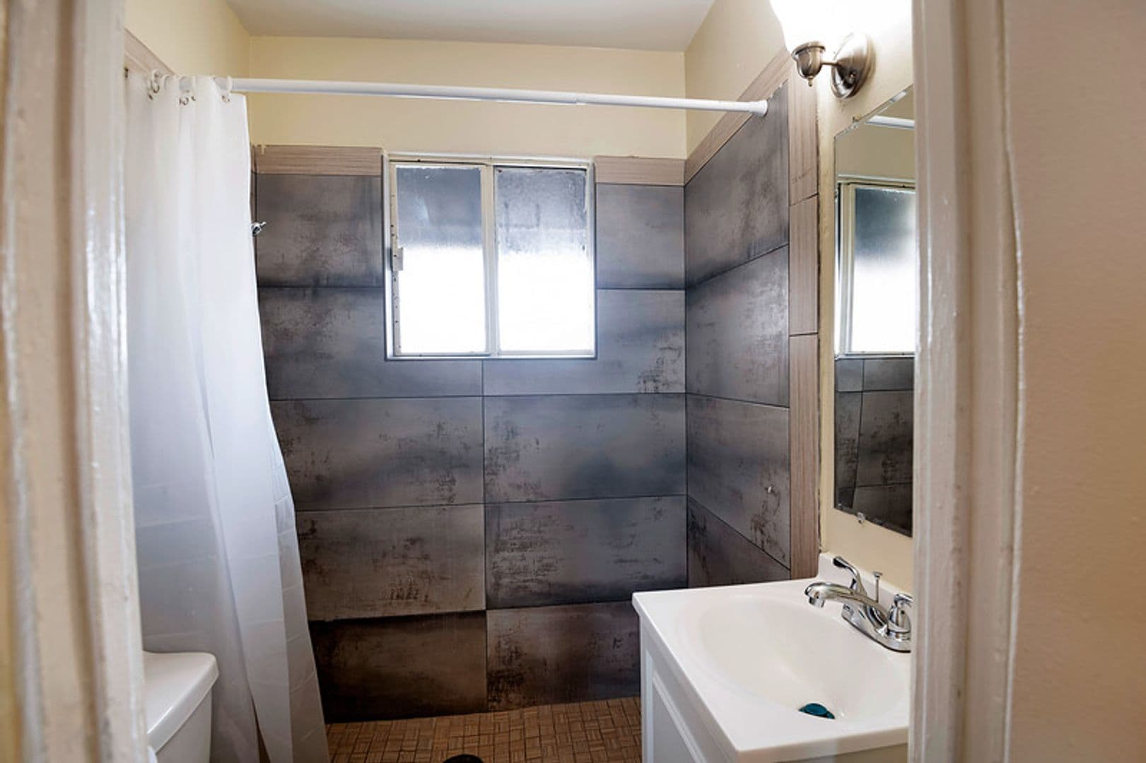 Los Angeles Apartment: 960 E Jefferson Blvd