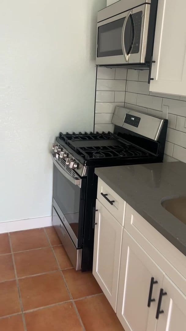 Los Angeles Apartment: 1222 E 78th Street