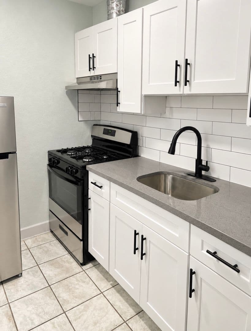 Los Angeles Apartment: 1222 E 78th Street