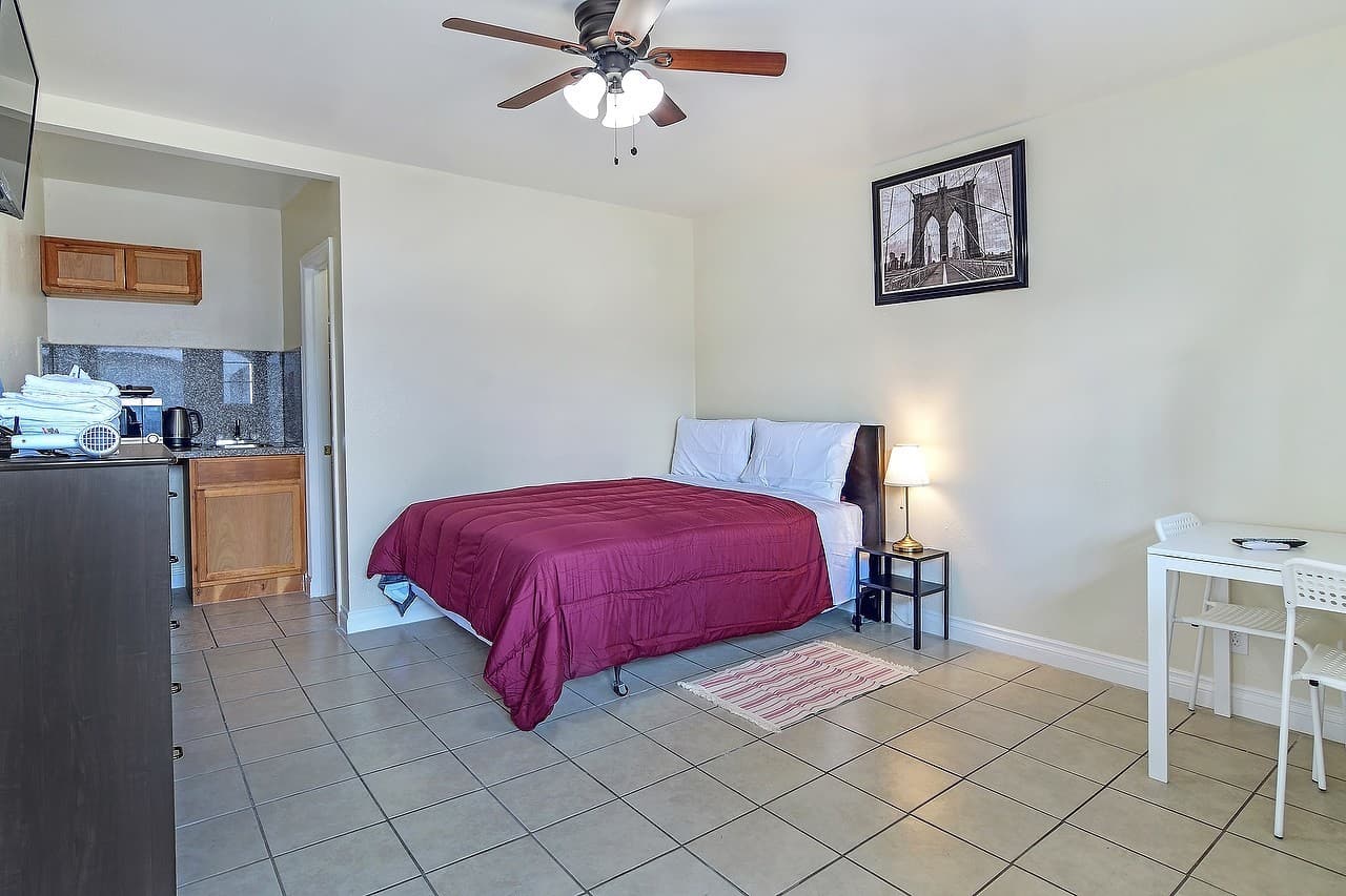 Los Angeles Apartment: 4905 W Adams Blvd