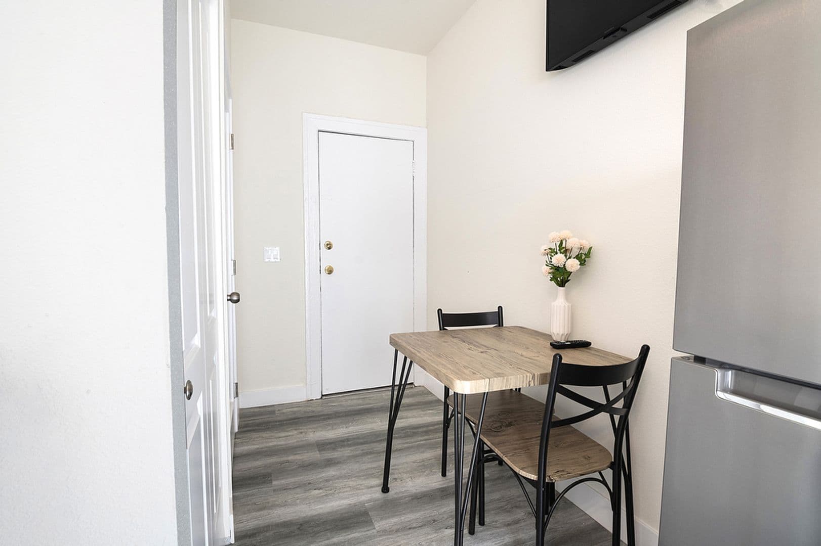 Los Angeles Apartment: 440 E 27th Street