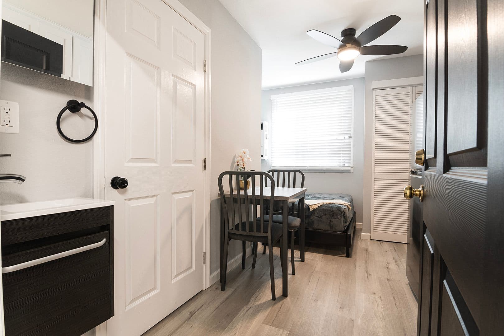 Los Angeles Apartment: 1864 Cordova Street