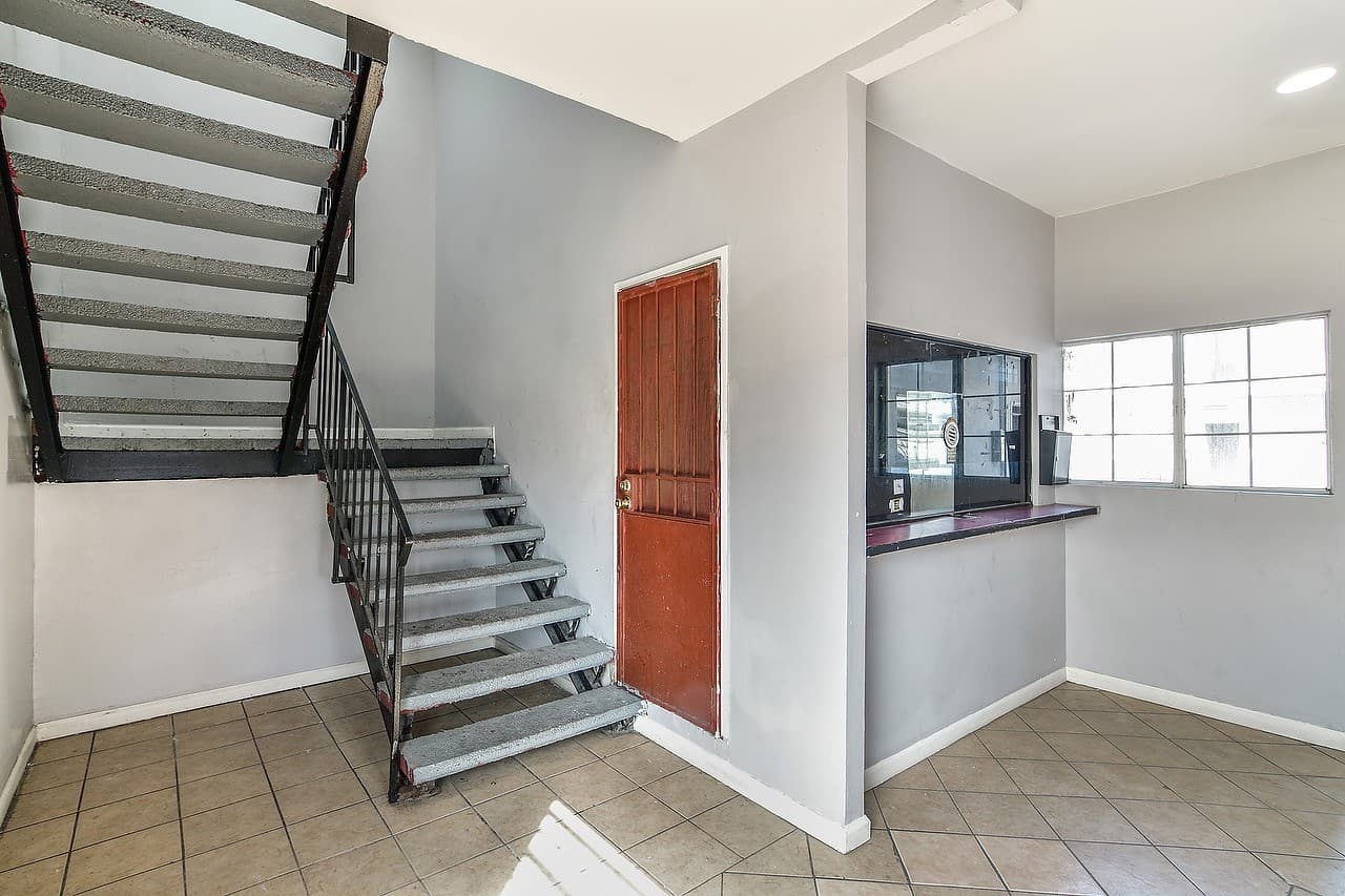 Los Angeles Apartment: 4905 W Adams Blvd