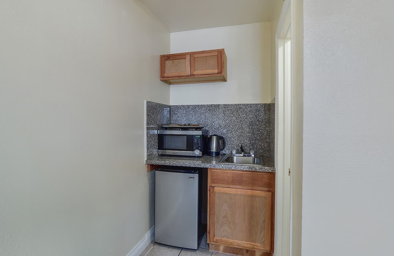 Los Angeles Apartment: 4905 W Adams Blvd