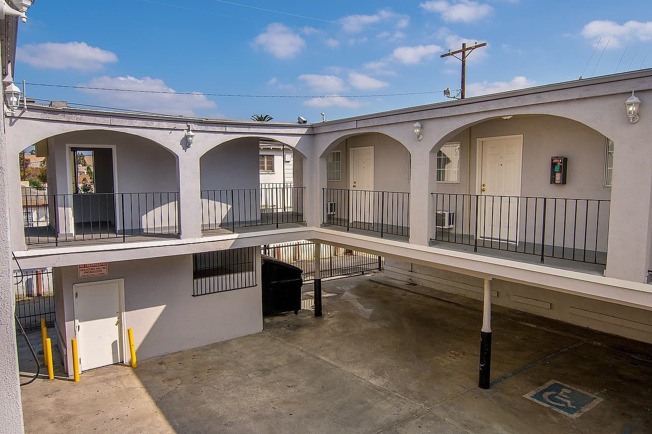 Los Angeles Apartment: 4905 W Adams Blvd