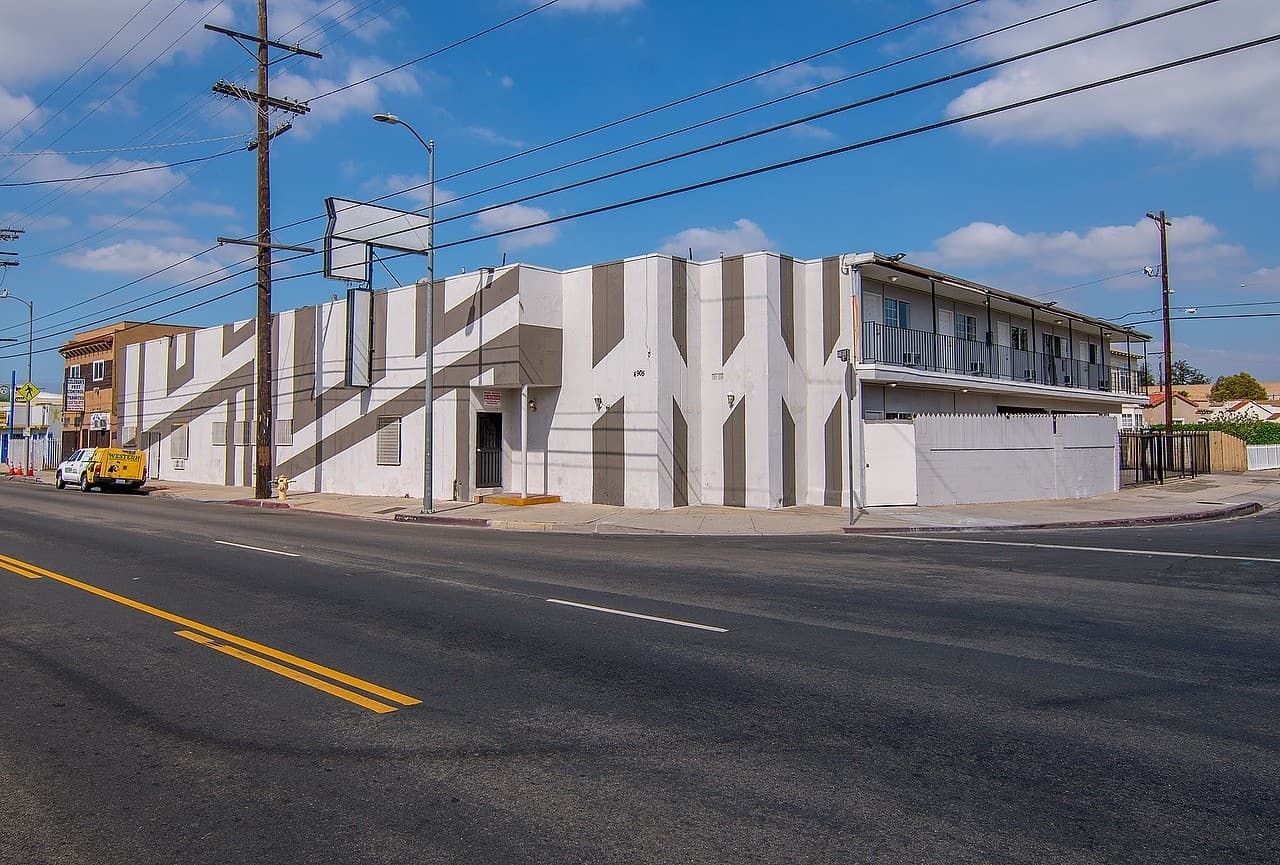 Los Angeles Apartment: 4905 W Adams Blvd