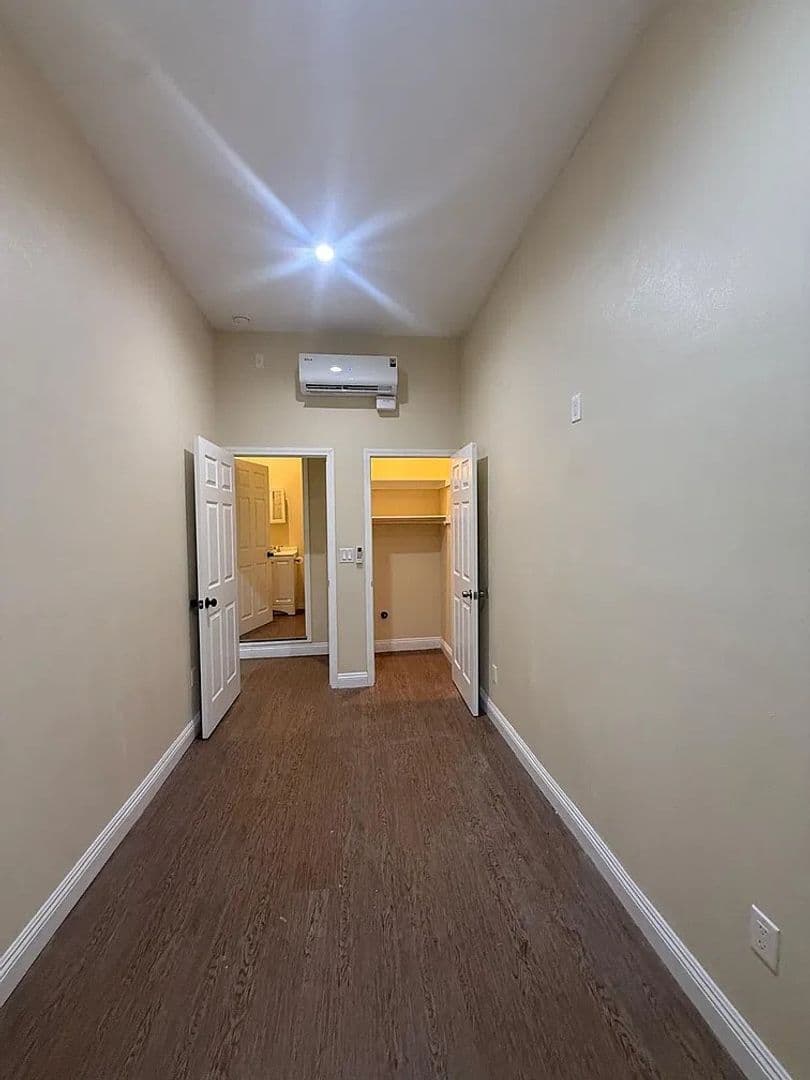 Los Angeles Apartment: 922 1/2 N Fickett Street
