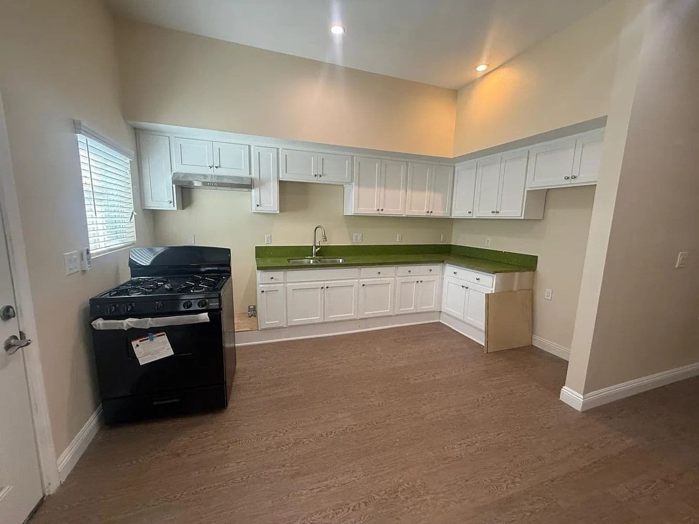 Los Angeles Apartment: 922 1/2 N Fickett Street