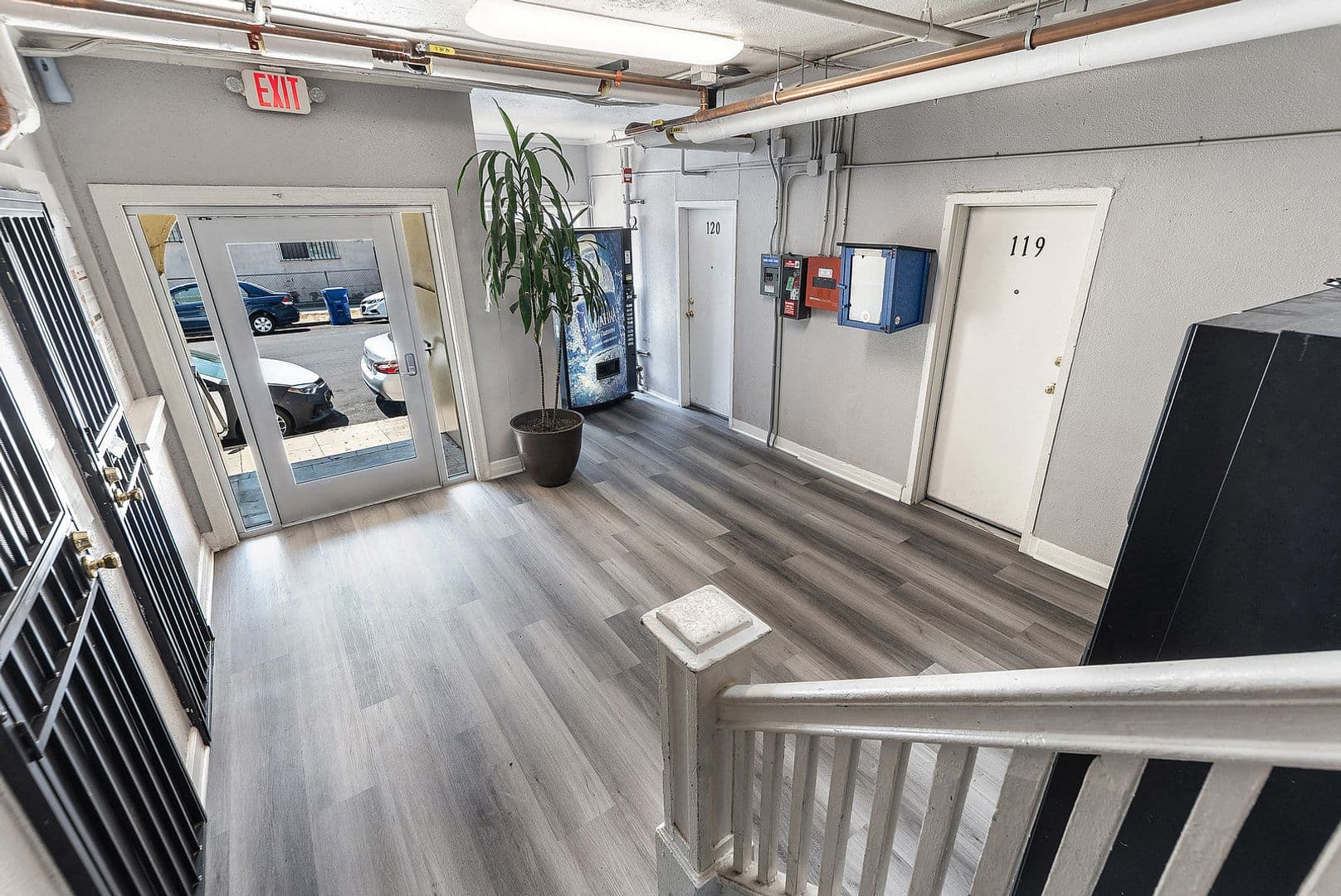 Los Angeles Apartment: 907 W. 17th St.