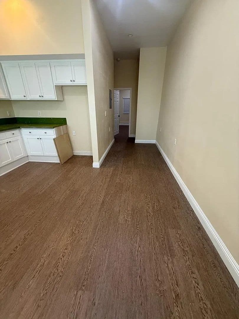 Los Angeles Apartment: 922 1/2 N Fickett Street