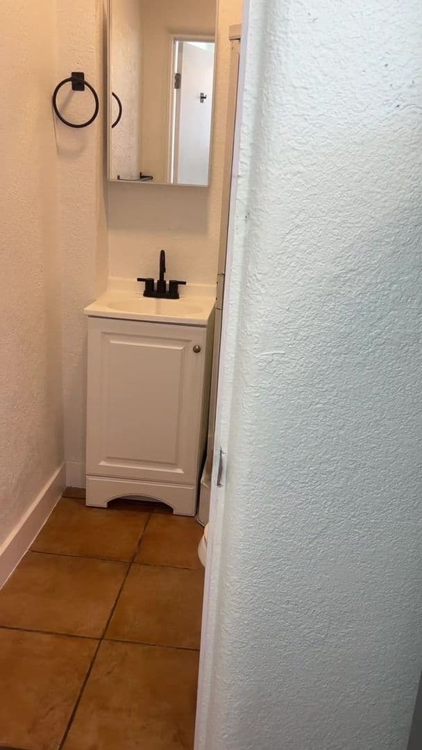 Los Angeles Apartment: 1222 E 78th Street