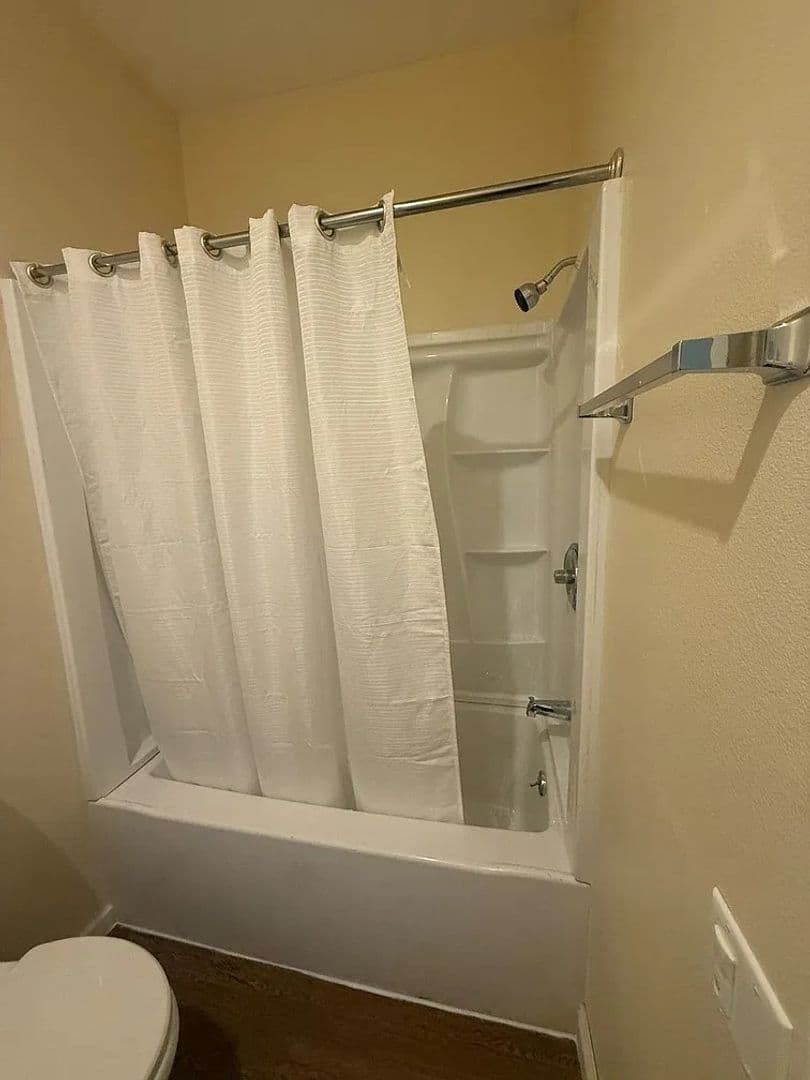 Los Angeles Apartment: 922 1/2 N Fickett Street