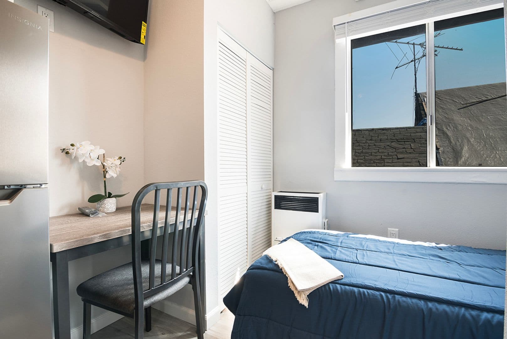 Los Angeles Apartment: 1864 Cordova Street