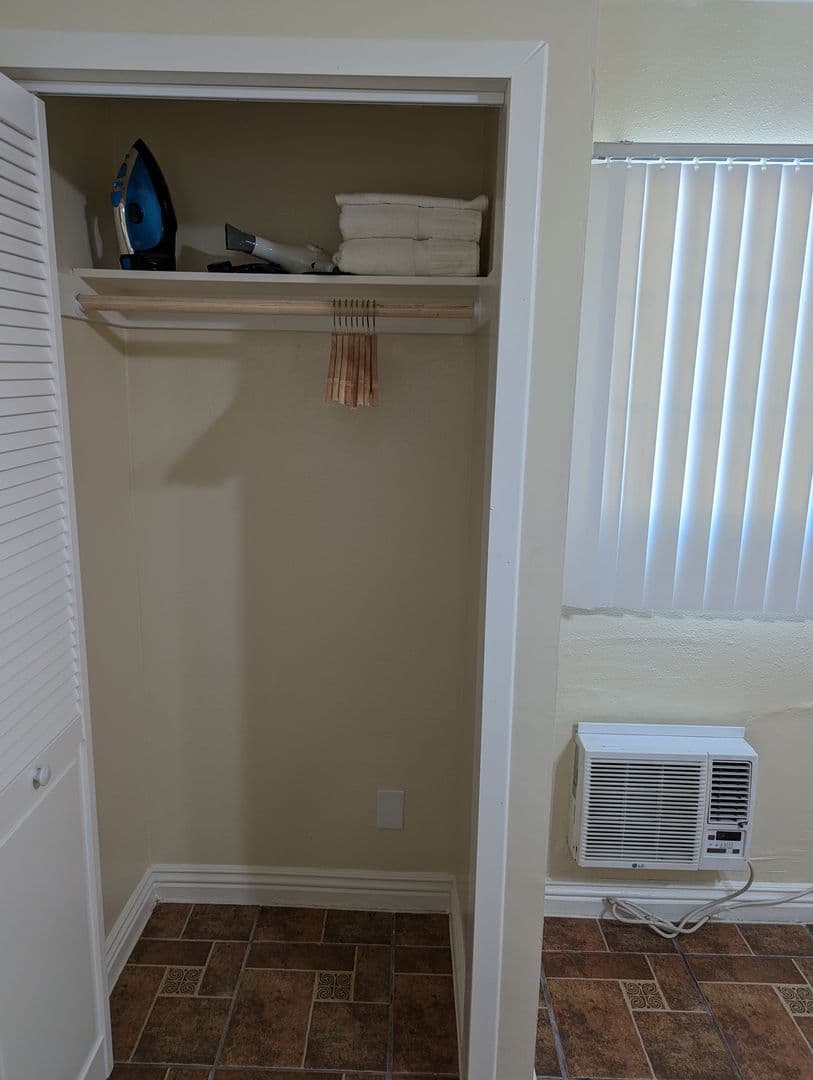 Los Angeles Apartment: 4905 W Adams Blvd