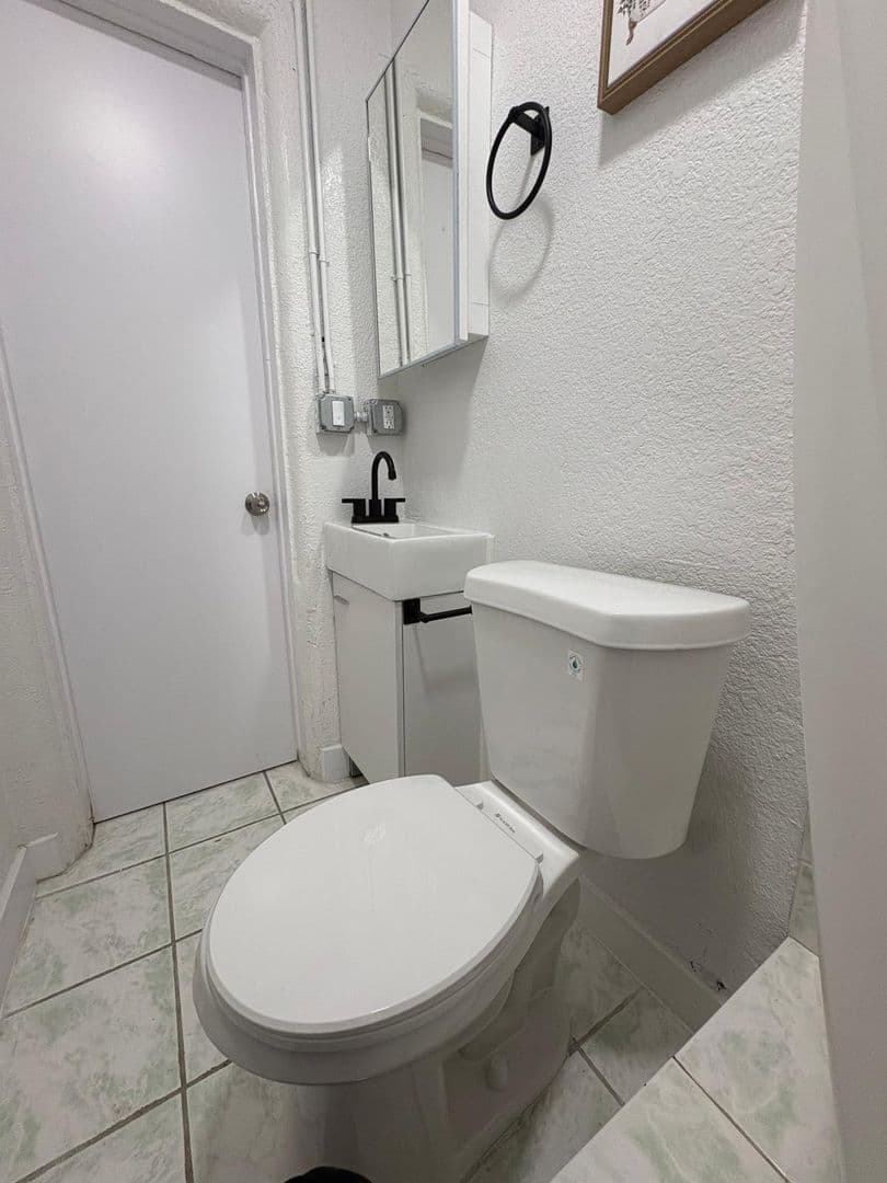 Los Angeles Apartment: 1222 E 78th Street