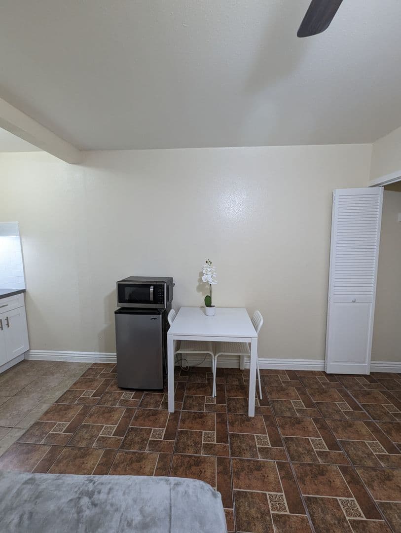 Los Angeles Apartment: 4905 W Adams Blvd