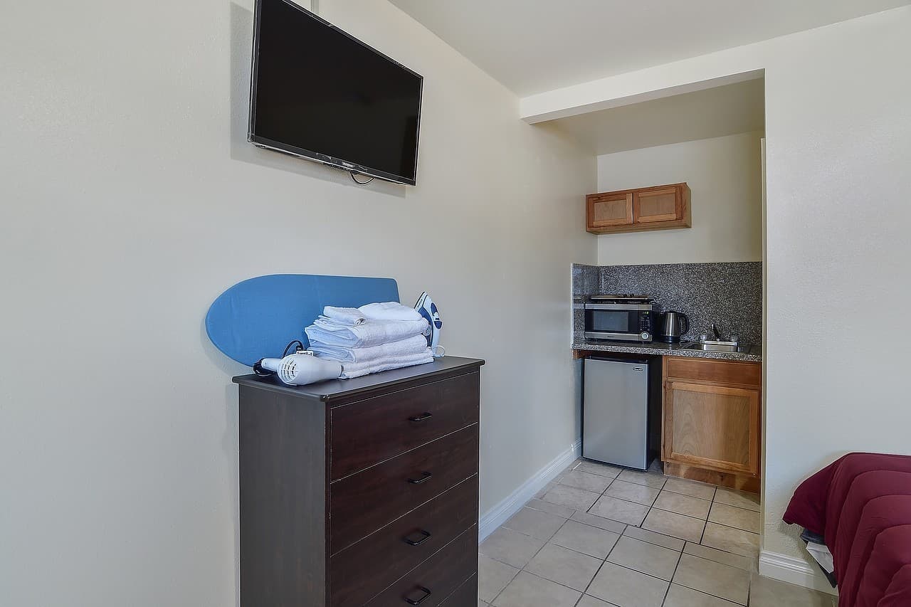 Los Angeles Apartment: 4905 W Adams Blvd