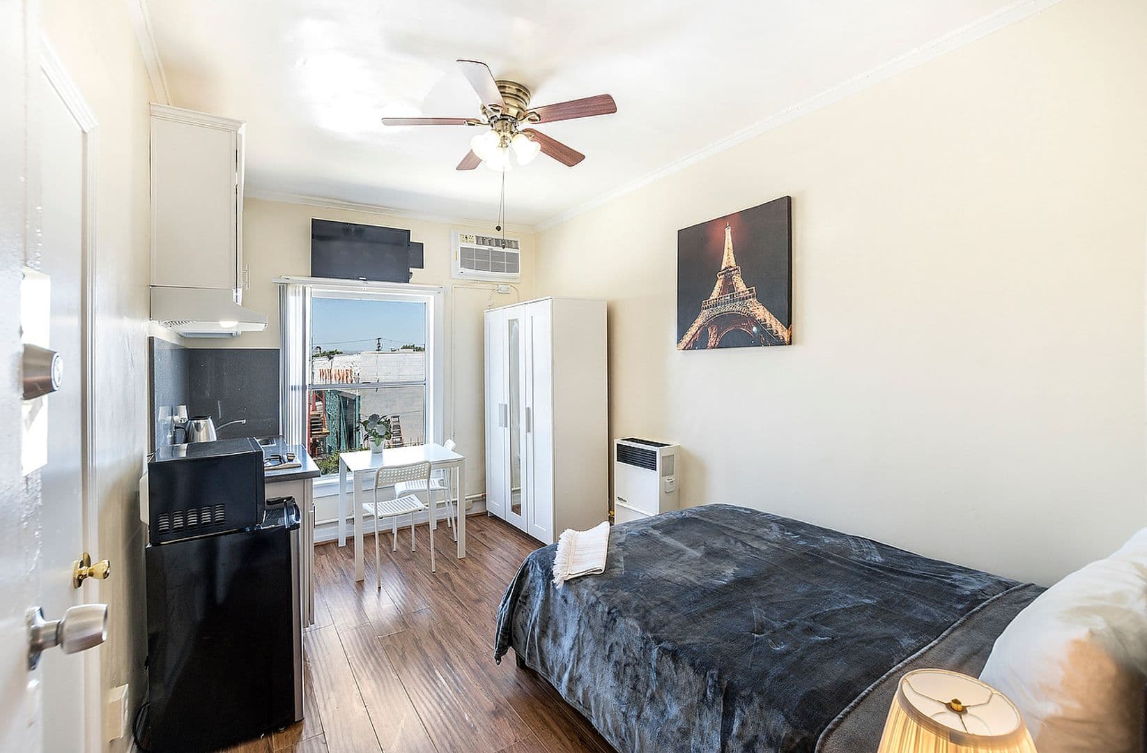 Los Angeles Apartment: 907 W. 17th St.