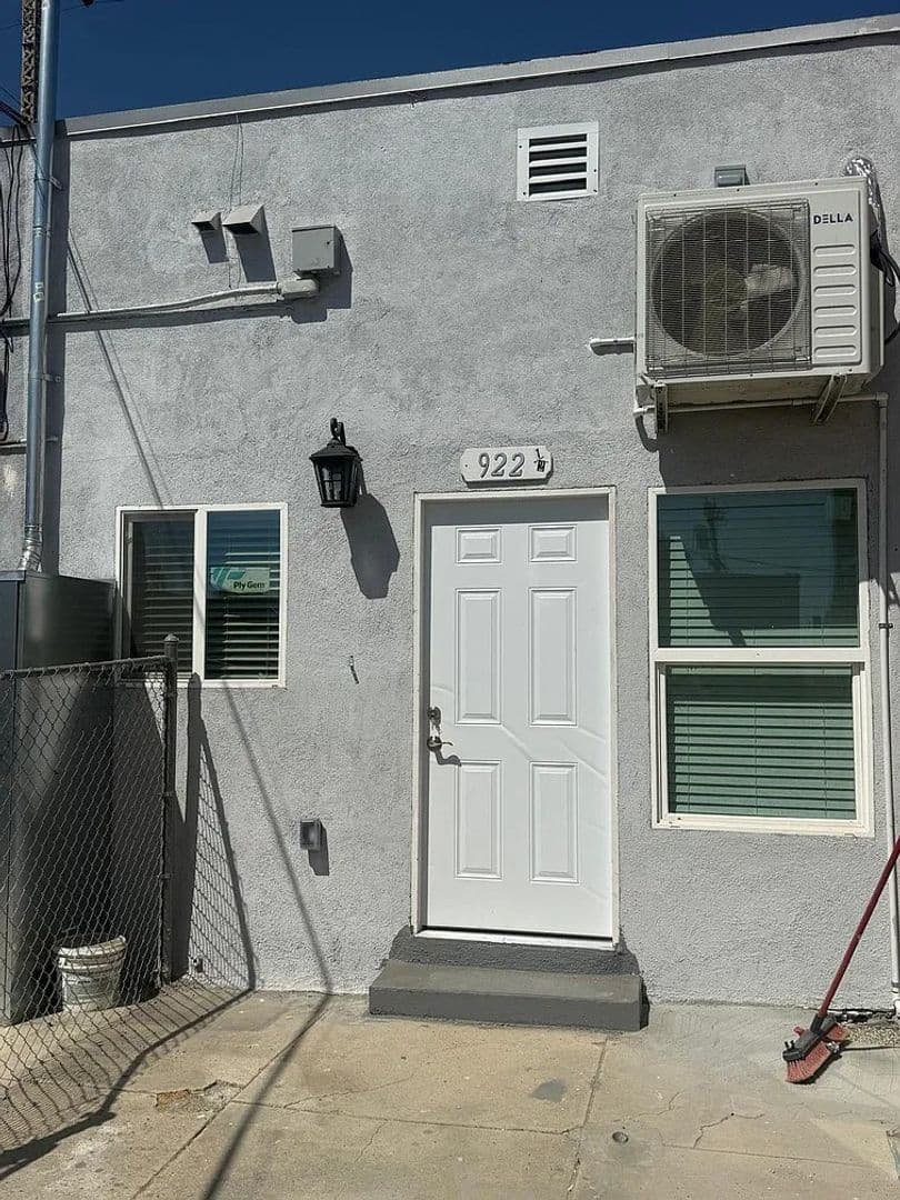 Los Angeles Apartment: 922 1/2 N Fickett Street