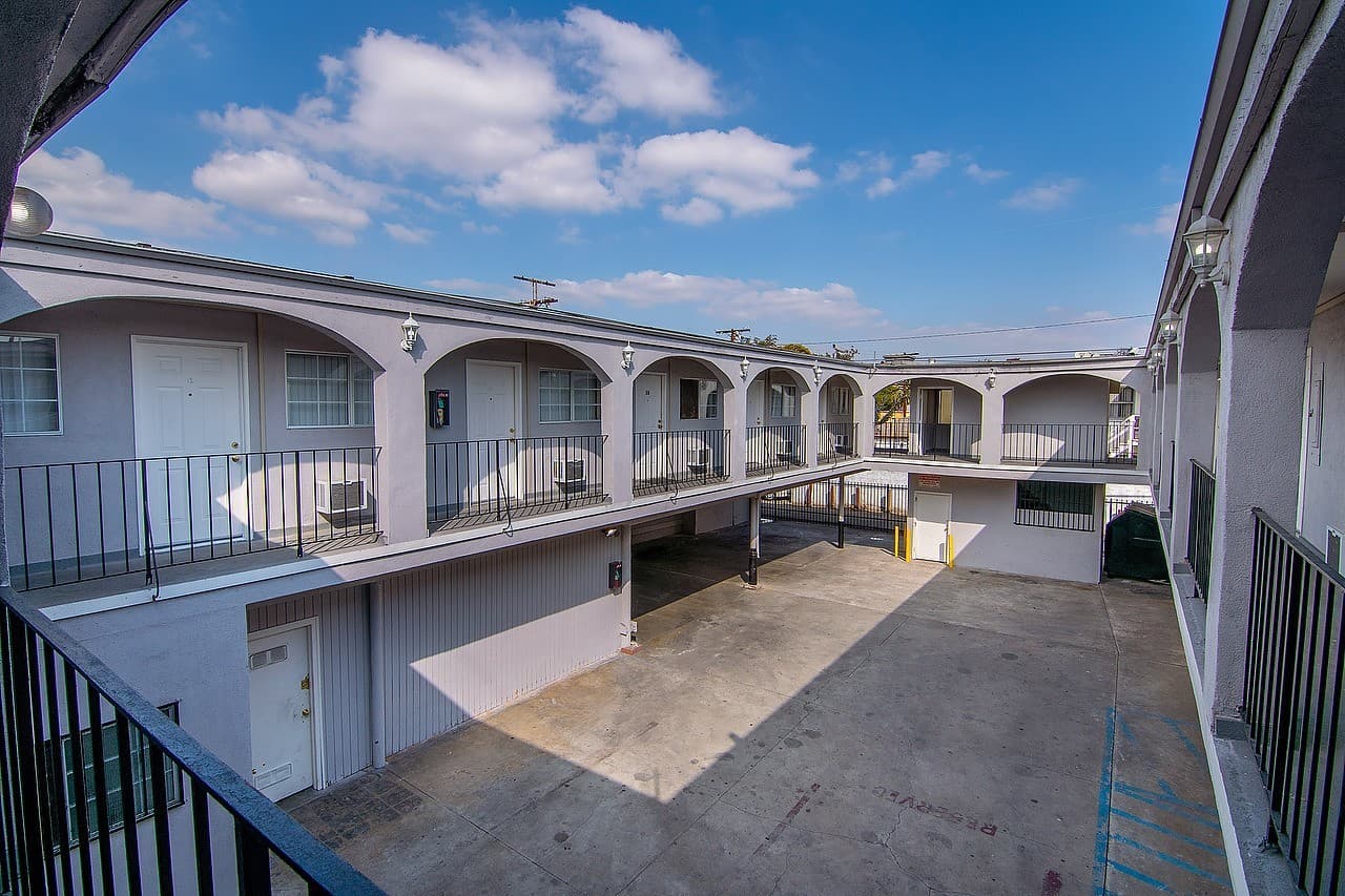 Los Angeles Apartment: 4905 W Adams Blvd