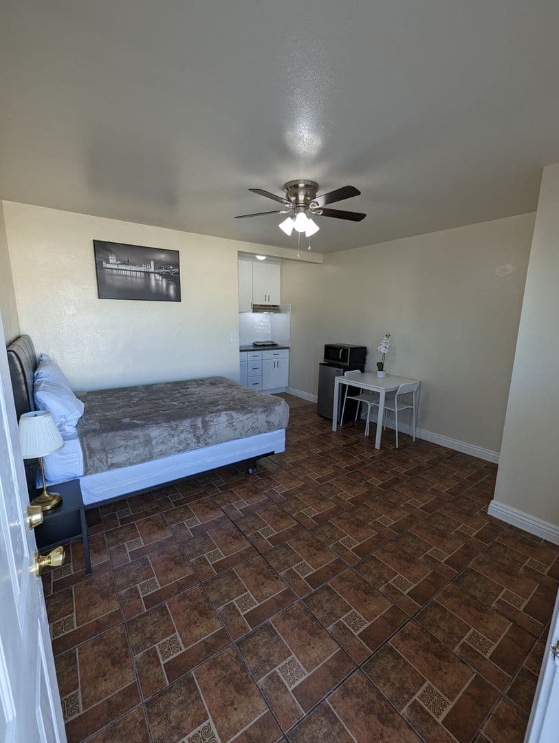 Los Angeles Apartment: 4905 W Adams Blvd