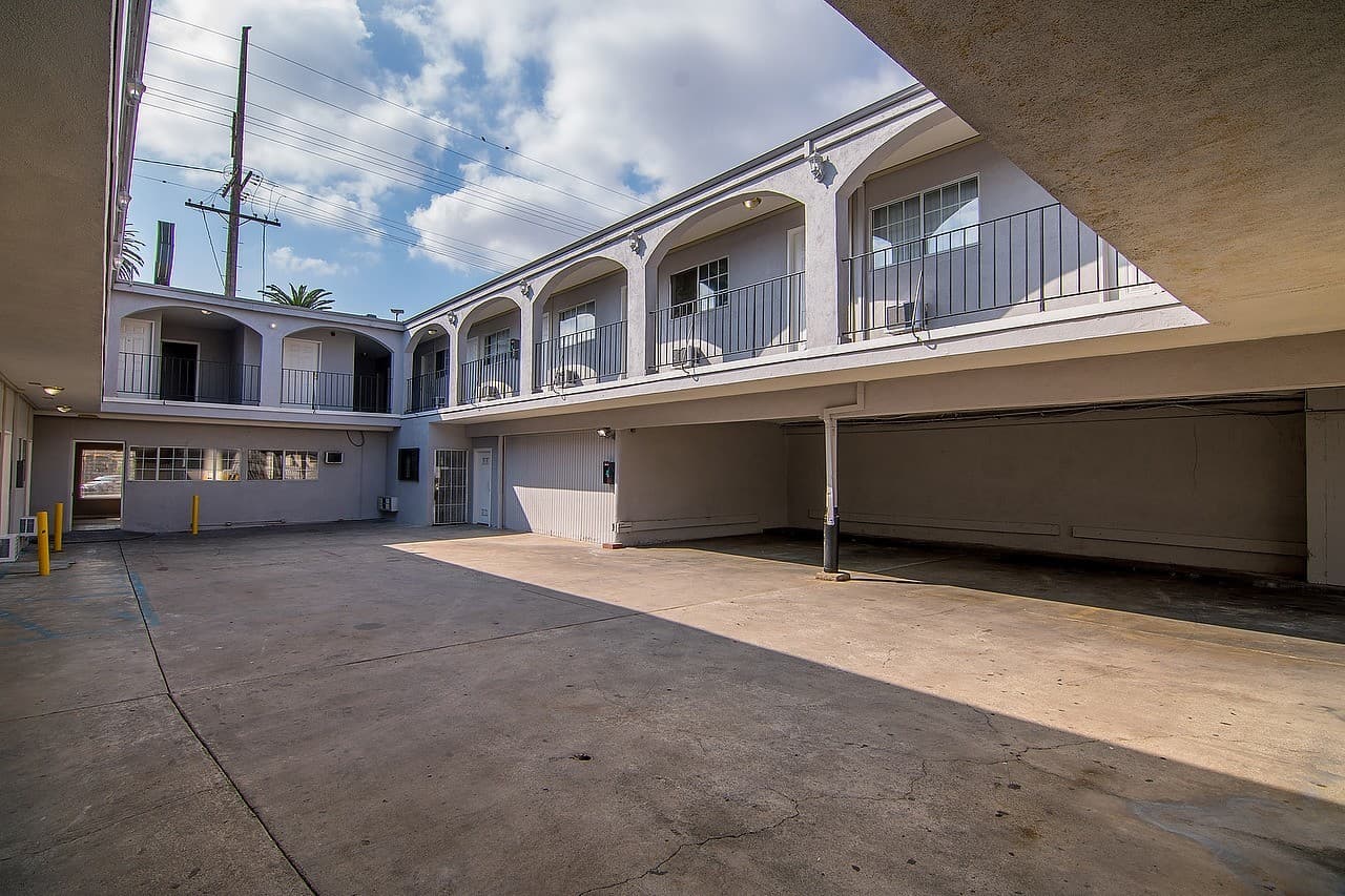 Los Angeles Apartment: 4905 W Adams Blvd