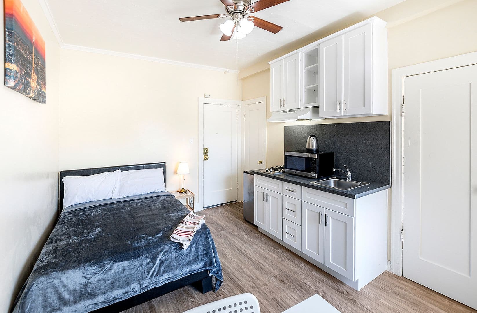 Los Angeles Apartment: 907 W. 17th St.