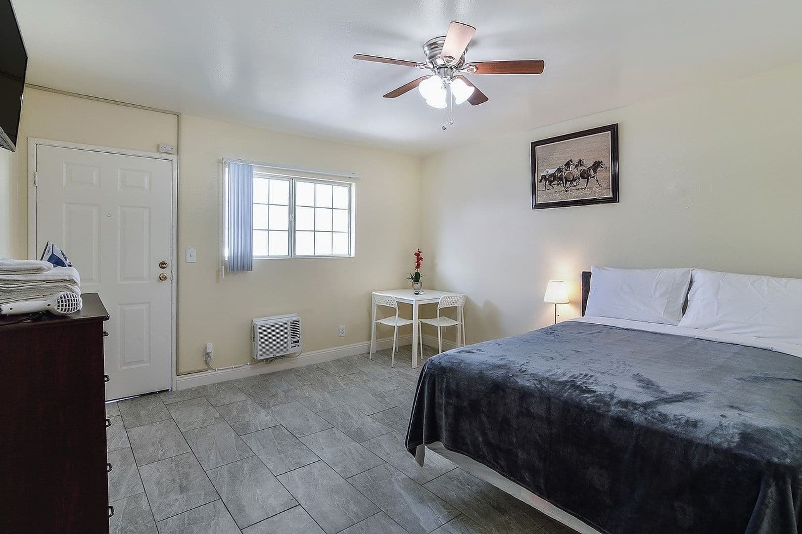 Los Angeles Apartment: 4905 W Adams Blvd