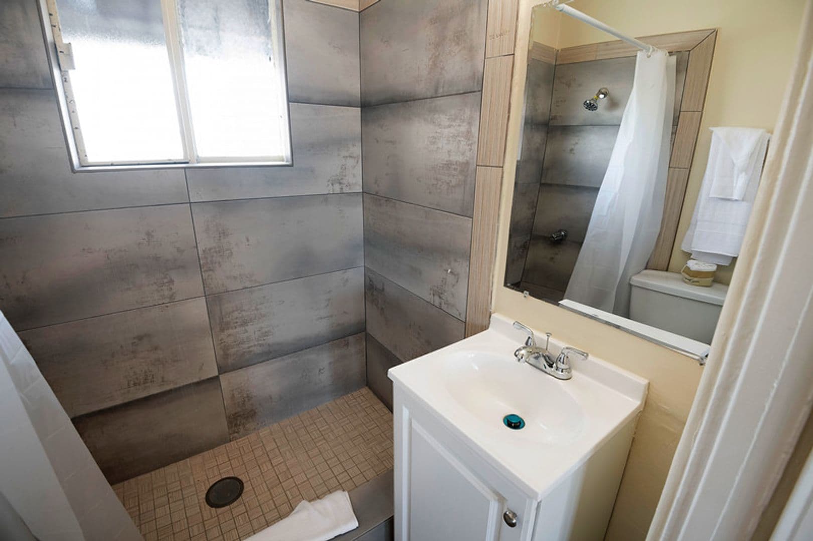 Los Angeles Apartment: 960 E Jefferson Blvd