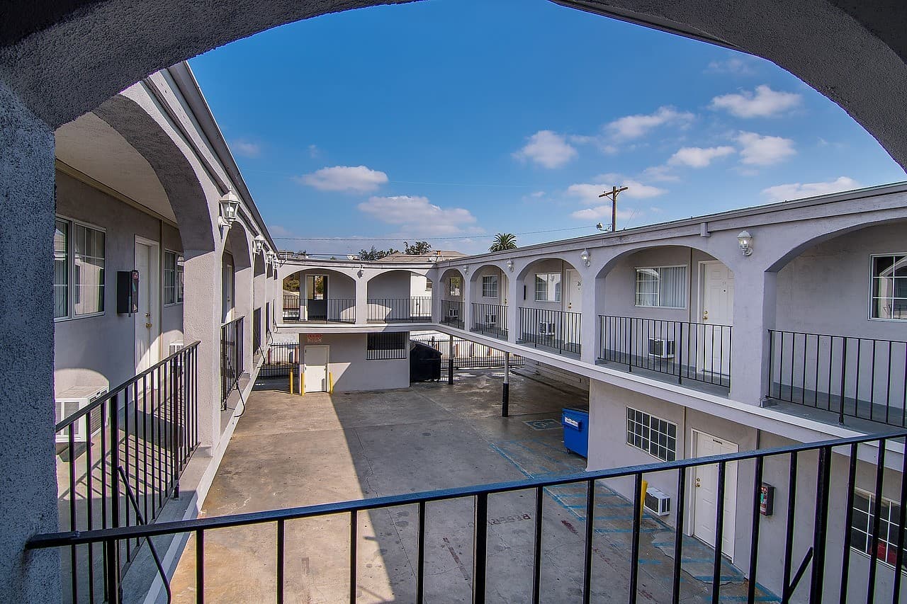 Los Angeles Apartment: 4905 W Adams Blvd