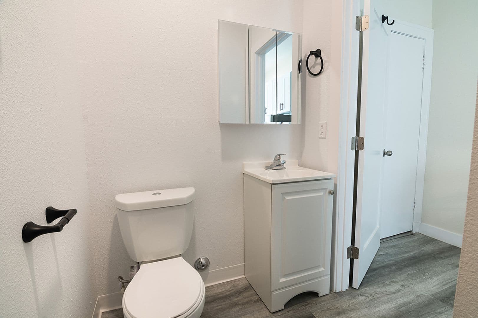Los Angeles Apartment: 440 E 27th Street