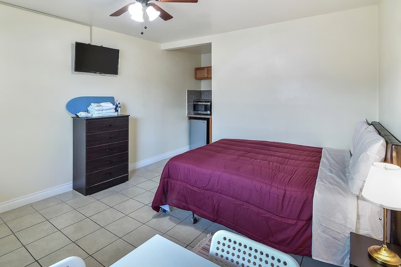 Los Angeles Apartment: 4905 W Adams Blvd