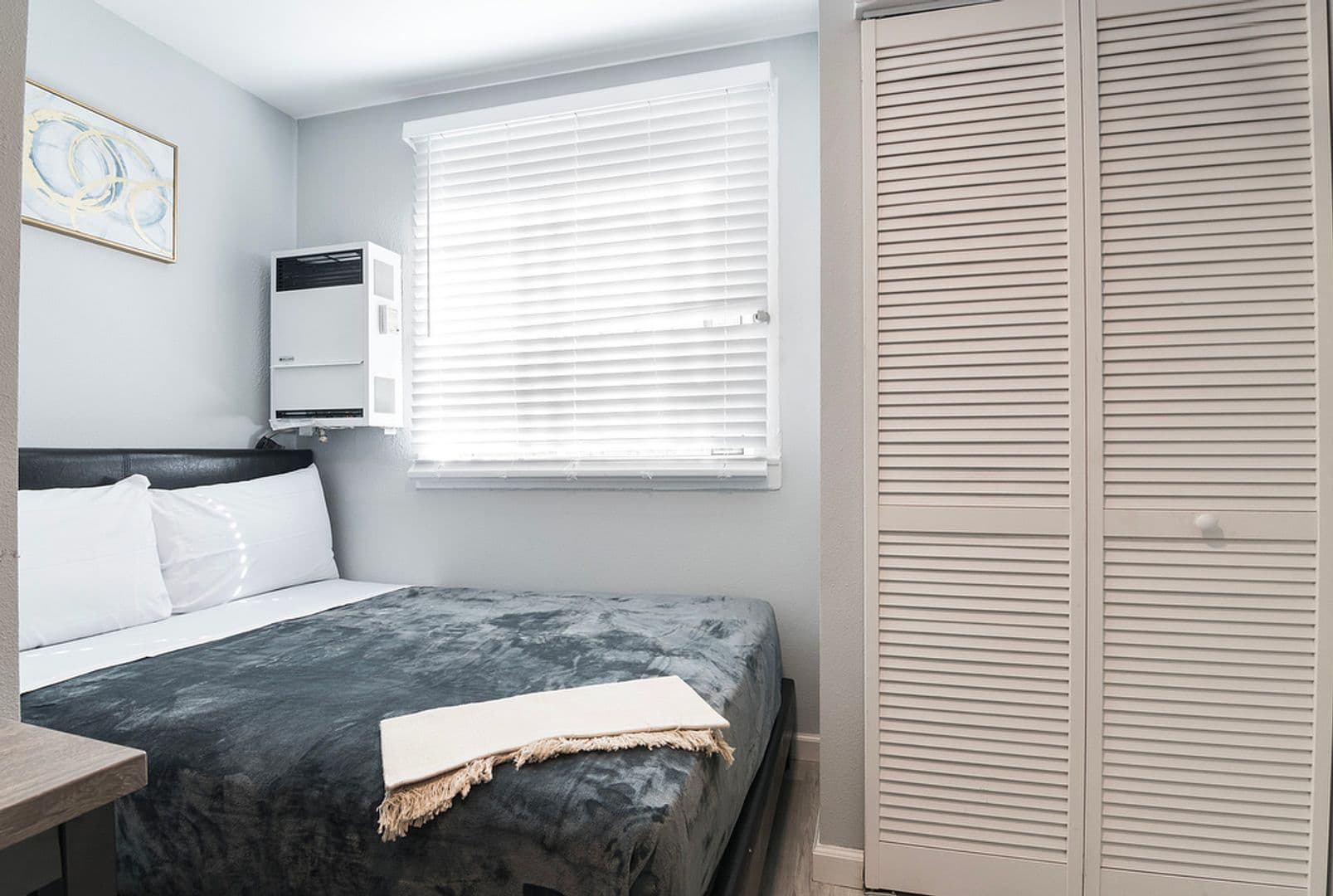 Los Angeles Apartment: 1864 Cordova Street