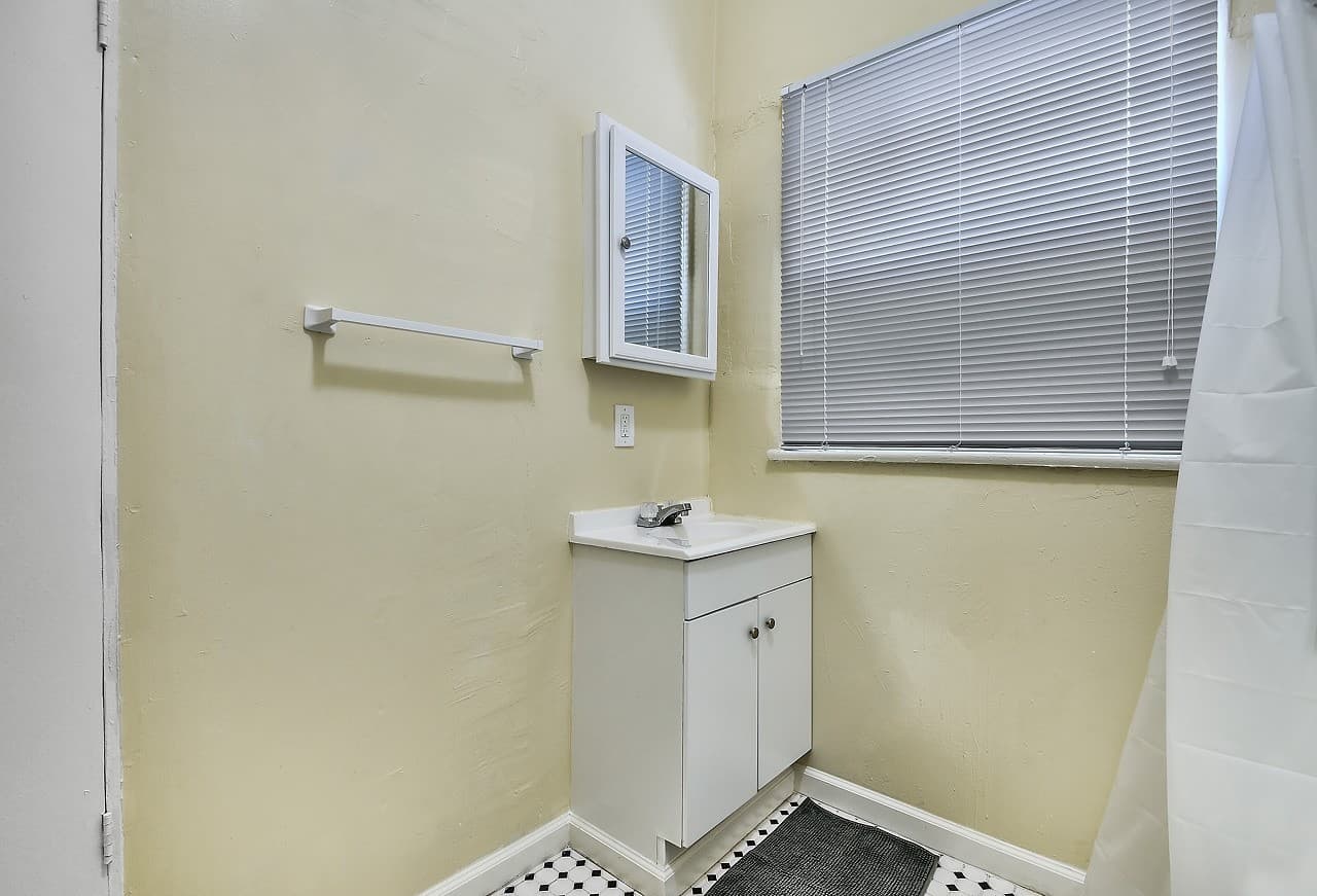 Los Angeles Apartment: 725 S Alvarado Street