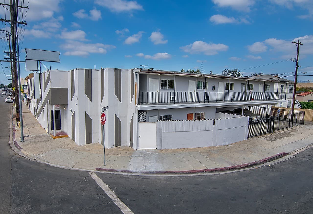 Los Angeles Apartment: 4905 W Adams Blvd