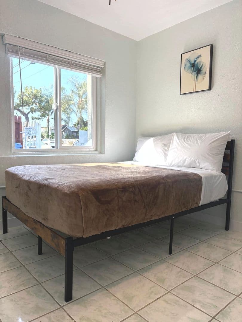 Los Angeles Apartment: 1222 E 78th Street