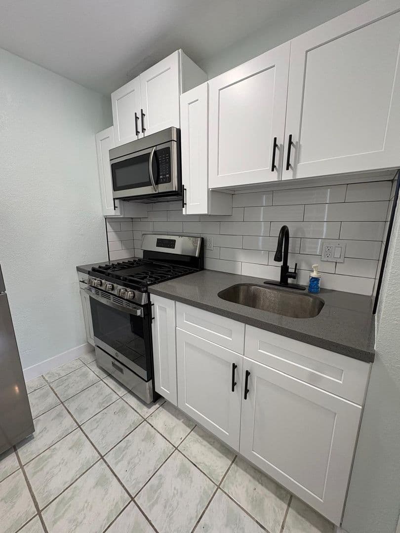 Los Angeles Apartment: 1222 E 78th Street