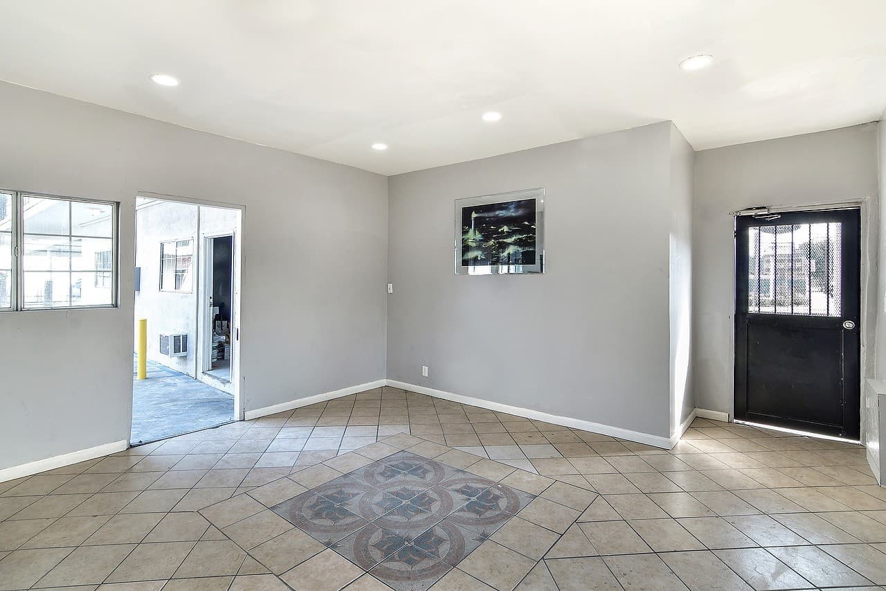 Los Angeles Apartment: 4905 W Adams Blvd