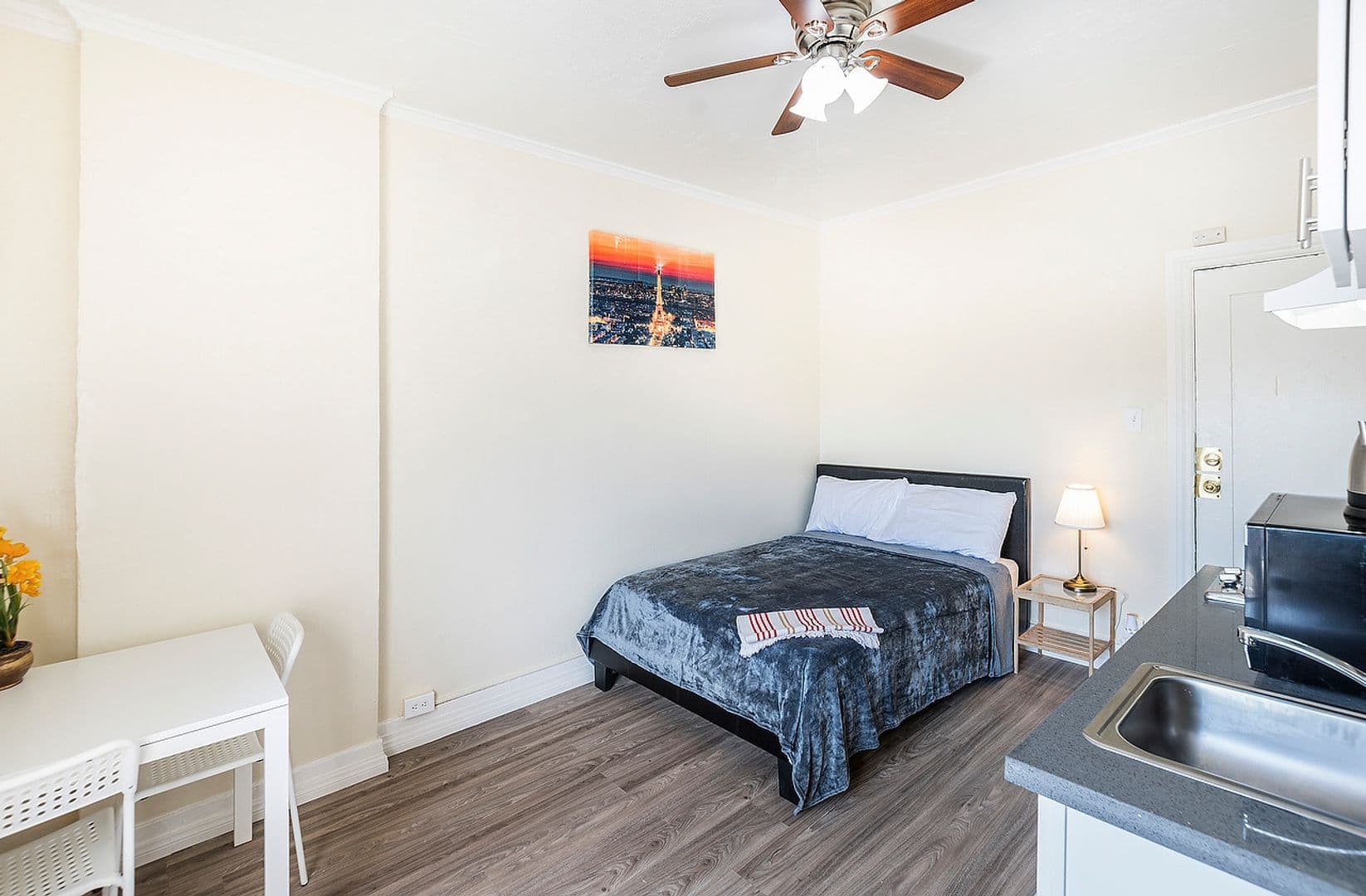 Los Angeles Apartment: 907 W. 17th St.