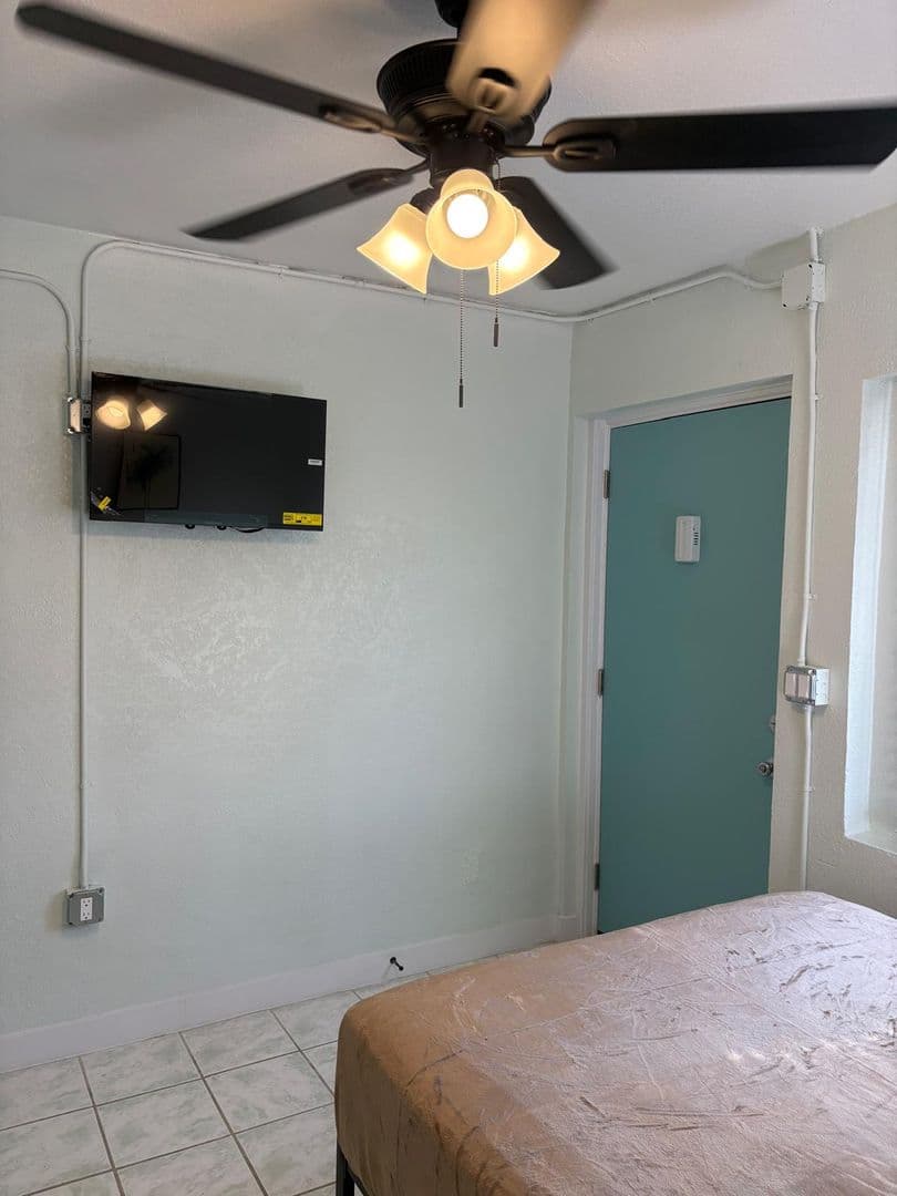 Los Angeles Apartment: 1222 E 78th Street