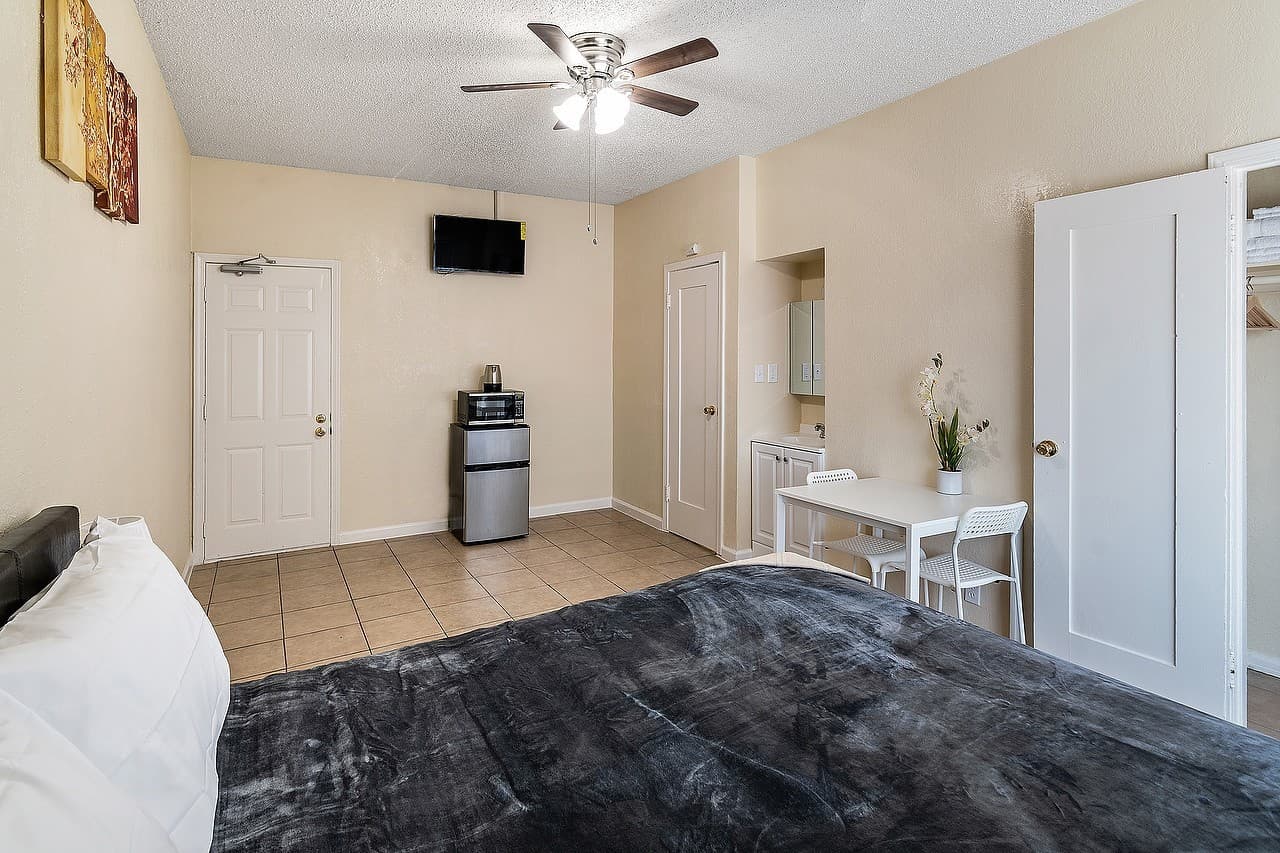 Los Angeles Apartment: 5117-5123 S Avalon Boulevard