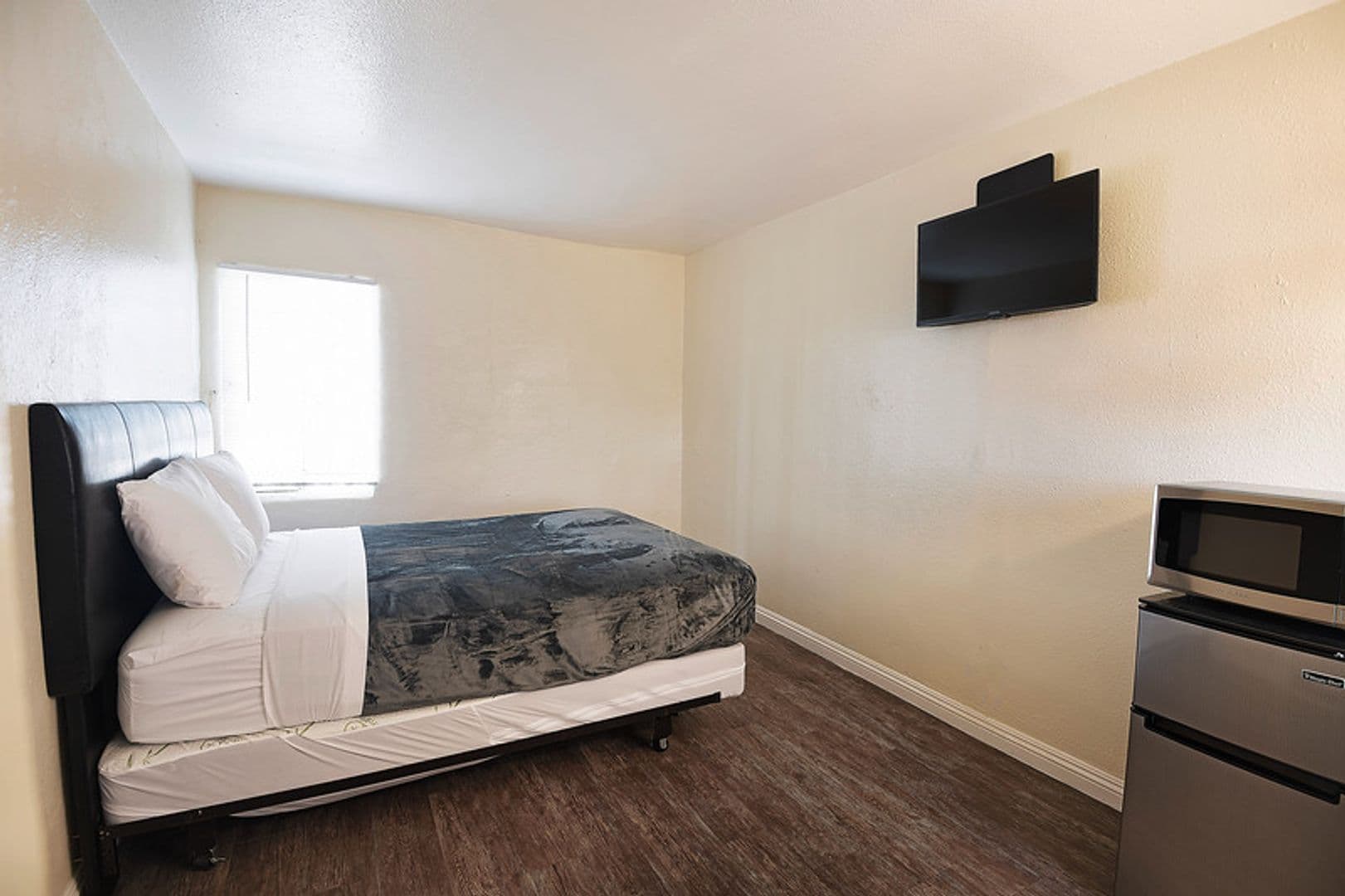 Los Angeles Apartment: 960 E Jefferson Blvd